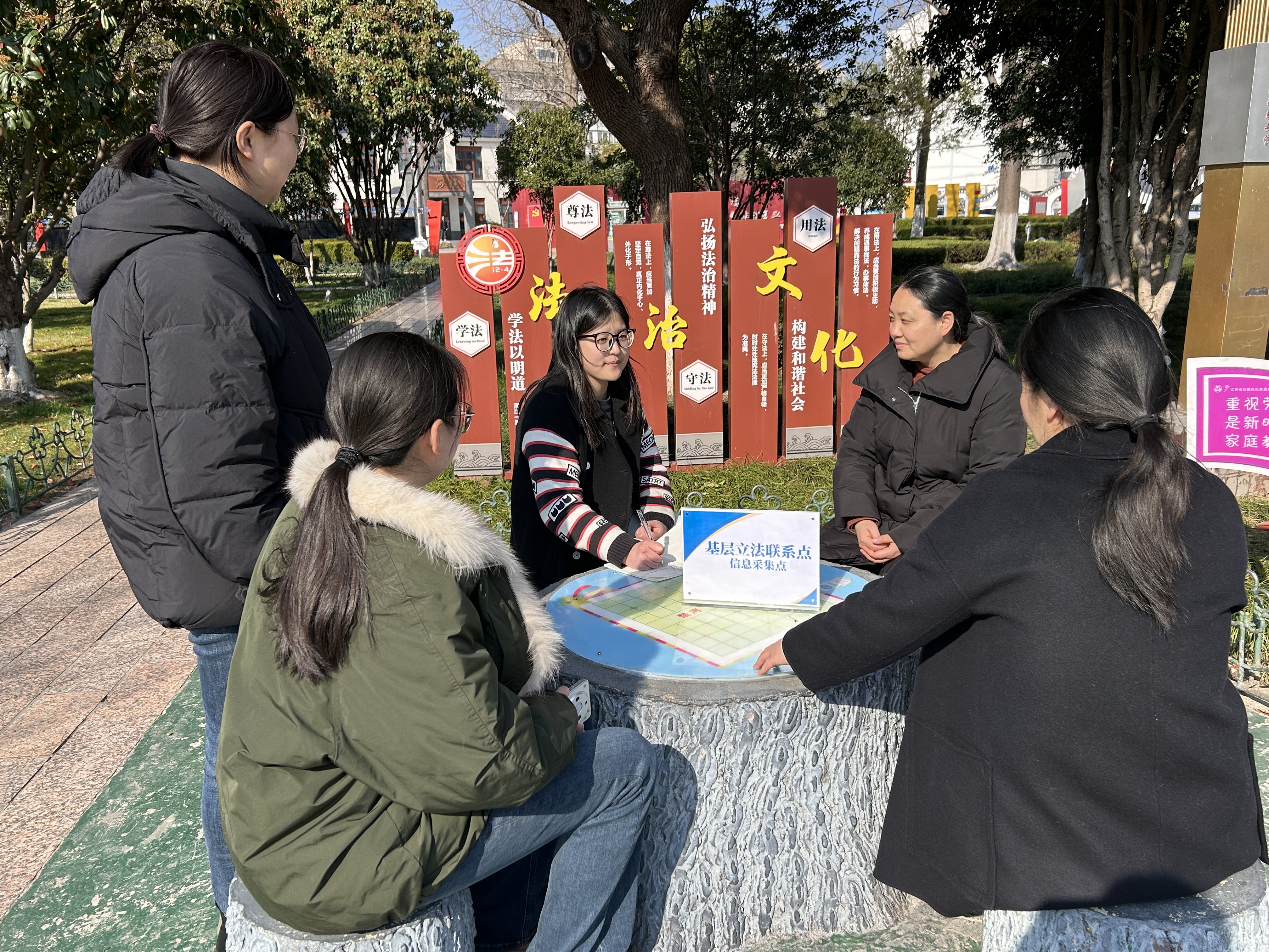 图5:海门立法信息员沈谊听取群众意见.jpg 图5:海门立法信息员沈谊听取群众意见.jpg