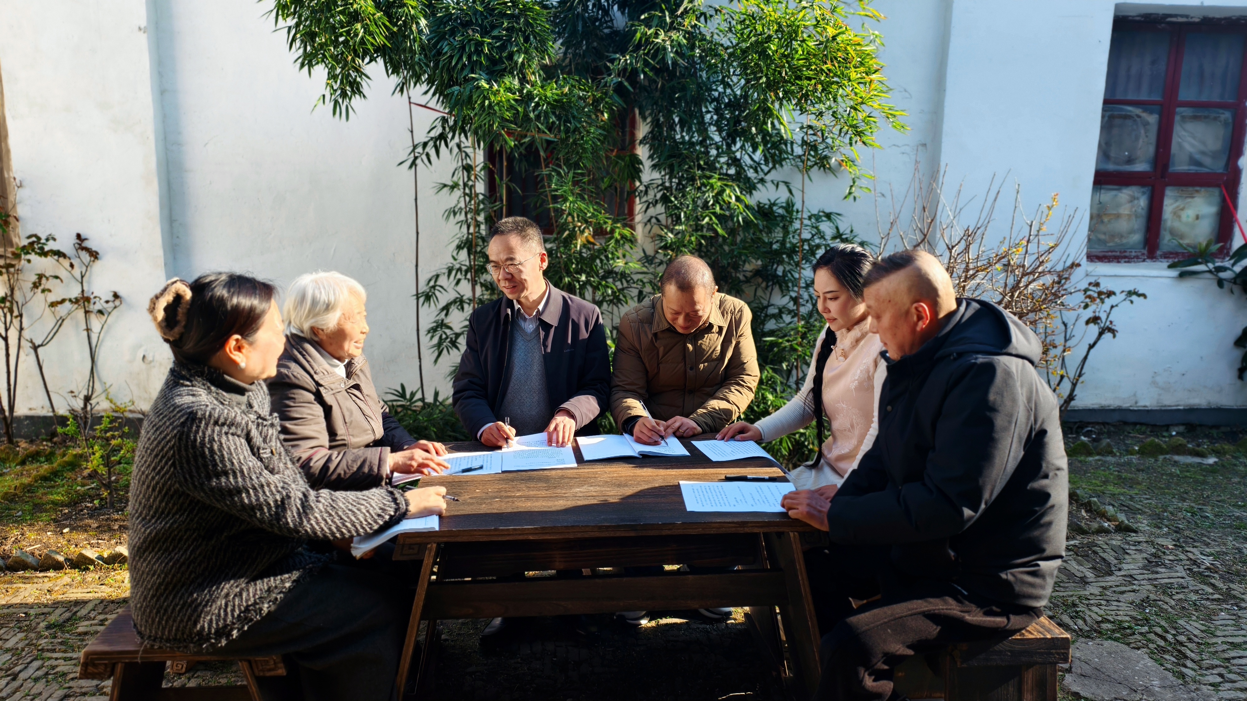 图4:崇川区和平桥街道办事处基层立法联系点征求意见.jpg 图4:崇川区和平桥街道办事处基层立法联系点征求意见.jpg